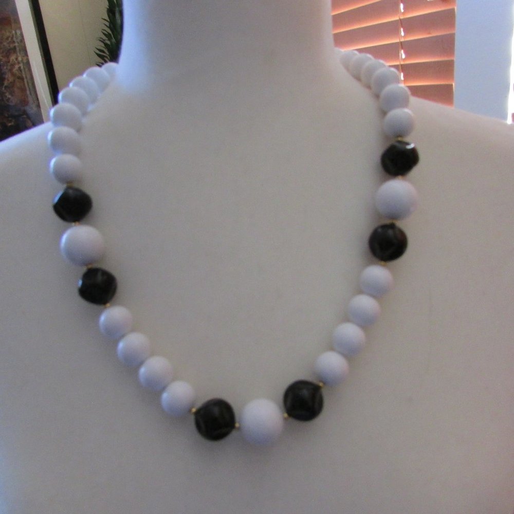 Costume Jewelry Black & White Necklace  24"